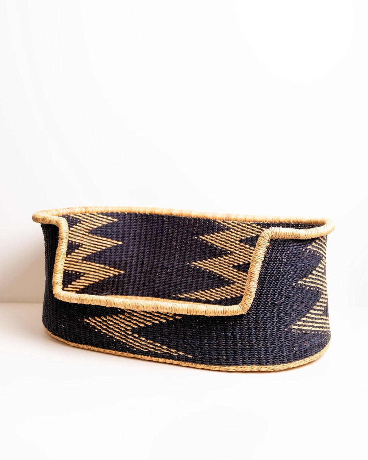 Side view → zigzag pattern, black & natural, Bolga basket